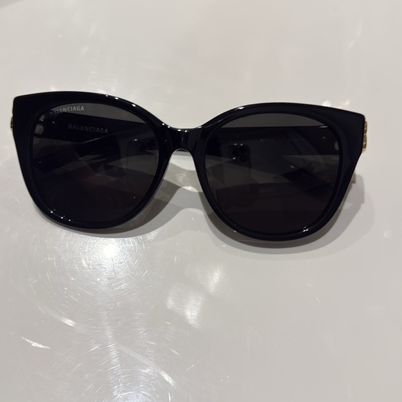 Balenciaga cat eye sunglasses. - Picture 4 of 7